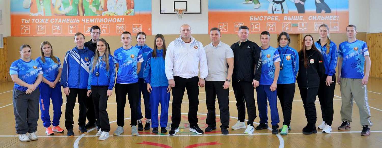 Мэр Бобруйска Максим Гурин выполнил жим штанги от груди весом 130 кг.