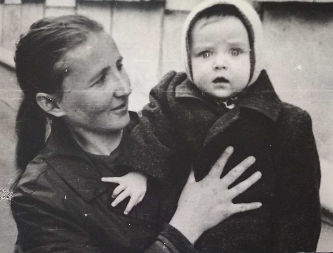 1973 год. Софья Красавина с сыном Сашей.