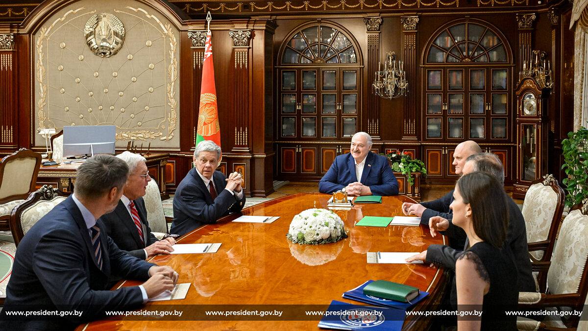 Глава белорусского государства Александр Лукашенко встретился со специальным посланником Президента США по Украине Китом Келлогом. Разговор прошел во Дворце Независимости с участием членов делегаций. Фото: president.gov.by.