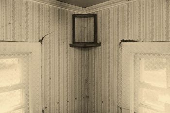 Тиканье страха. Это похоже на часы, которые висят на стене там, за дверью.
В комнате прохладно и тихо, слышен каждый шорох.
Лето. Деревня. Крестьянский дом. Небольшая веранда и две комнаты, в каждой печь. Меня привезли и оставили здесь, с бабушкой. Мне 5 лет.
Летом печь топиться только в передней комнате, она же кухня, столовая, гостиная. Еще там часы на стене, а в красном углу икона Пресвятой Богородицы.
Впрочем, я еще не знаю, что углы бывают красные и черные, что в доме бывают мужская и женская половины.
Я еще много чего не знаю, и не могу, а потому не хочу знать.
Зато бабушка только что заходила в эту комнату: она искала меня. Она искала меня за дверью, на печи, под столом и двумя кроватями, но так и не нашла, и вышла из комнаты.
Вышла из дома и стала меня звать. Но вот уже ее голос исчезает где-то вдали, и только откуда-то из глубины, из-под земли, из-под дома некто продолжает стучаться в меня, прямо в сердце. Алесь Красавин. Пять минут
