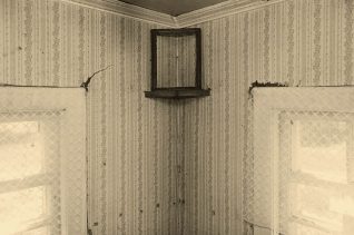 Тиканье страха. Это похоже на часы, которые висят на стене там, за дверью.
В комнате прохладно и тихо, слышен каждый шорох.
Лето. Деревня. Крестьянский дом. Небольшая веранда и две комнаты, в каждой печь. Меня привезли и оставили здесь, с бабушкой. Мне 5 лет.
Летом печь топиться только в передней комнате, она же кухня, столовая, гостиная. Еще там часы на стене, а в красном углу икона Пресвятой Богородицы.
Впрочем, я еще не знаю, что углы бывают красные и черные, что в доме бывают мужская и женская половины.
Я еще много чего не знаю, и не могу, а потому не хочу знать.
Зато бабушка только что заходила в эту комнату: она искала меня. Она искала меня за дверью, на печи, под столом и двумя кроватями, но так и не нашла, и вышла из комнаты.
Вышла из дома и стала меня звать. Но вот уже ее голос исчезает где-то вдали, и только откуда-то из глубины, из-под земли, из-под дома некто продолжает стучаться в меня, прямо в сердце. Алесь Красавин. Пять минут