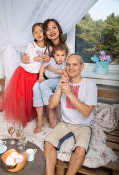 Диана Балыко с мужем Денисом Лубенцовым и детьми Викторией и Марком. Фото Ольги Стешиц
