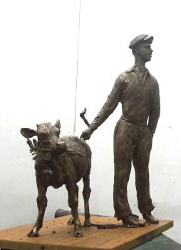 Эксклюзивные снимки макета скульптуры, над воплощением которой трудится минский скульптор Владимир Жбанов. Шура Балаганов. Эскизы скульптуры (2008 год)