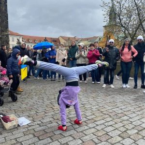 Флешмоб в поддержку ВСУ на Карловом мосту в Праге