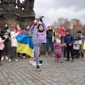 Флешмоб в поддержку ВСУ на Карловом мосту в Праге