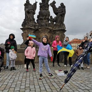 Флешмоб в поддержку ВСУ на Карловом мосту в Праге