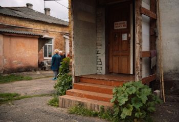 Во дворике на углу Бахарова и Социалки. Фото: Татьяна Удодова Двор 1-й. Тазик Саши-Люкса