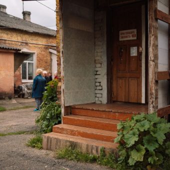 Во дворике на углу Бахарова и Социалки. Фото: Татьяна Удодова Двор 1-й. Тазик Саши-Люкса