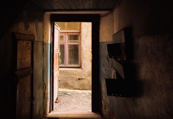 В доме на углу Бахарова и Социалки. Фото: Татьяна Удодова basin 10