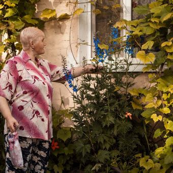 Адрес двора: Пушкина, 120 / Карла Марка, 71. Фото: Татьяна Удодова Двор 6-й. Гармония цветов и шин