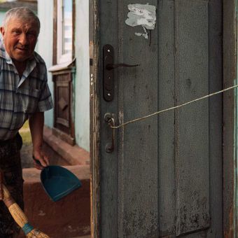 Адрес двора: Парковая, 64 и 66. Фото: Татьяна Удодова Двор 4-й. Маруся, Витя и вечная молодость