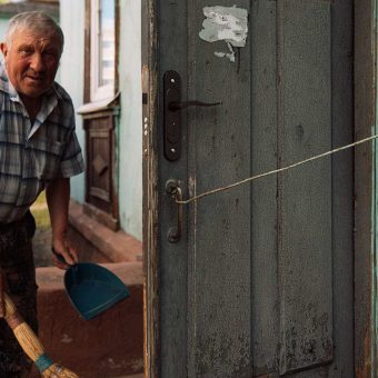 Адрес двора: Парковая, 64 и 66. Фото: Татьяна Удодова Двор 4-й. Маруся, Витя и вечная молодость