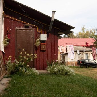 Двор 12-й. Мальчик у окна