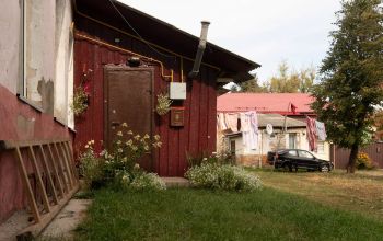 Двор 12-й. Мальчик у окна