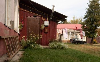 Двор 12-й. Мальчик у окна