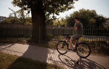 Адрес: Социалистическая, 134a. Фото: Татьяна Удодова Двор 8-й. Дуб возле роддома