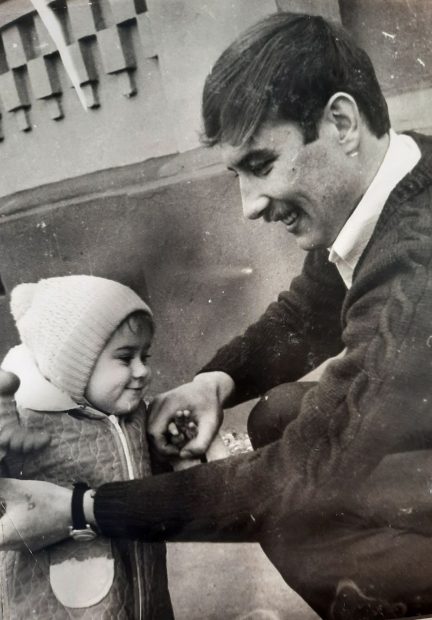 Весна 1983 года. Таня с отцом Александром Удодовым возле редакции газеты «Трыбуна працы». photo 2022 07 18 09 25 36