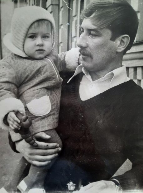 Весна 1983 года. Таня с отцом Александром Удодовым возле редакции газеты «Трыбуна працы». photo 2022 07 18 09 39 36