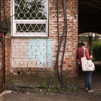 Адрес: Бобруйск, ул. Карла Маркса, 38. Дата съемки: 7.07.2022 года. Фото: Татьяна Удодова Двор 10-й. Драгоценный аромат прошлого