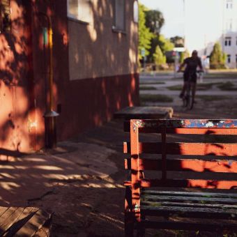 Тени июльского вечера. Адрес двора: ул. Ленина, 73. Дата съемки: 07.07.2022. Фото: Татьяна Удодова Двор 9-й. Тени июльского вечера