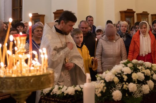 В Бобруйск доставили Благодатный огонь из Иерусалима.