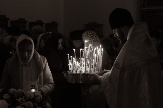 В Бобруйск доставили Благодатный огонь из Иерусалима.