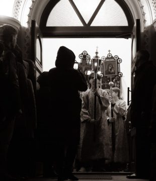 В Бобруйск доставили Благодатный огонь из Иерусалима.