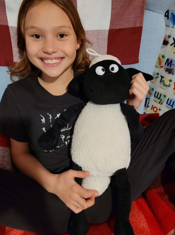 Вика с овечкой, оставленная кем-то на детской площадке в Киеве 24 февраля.