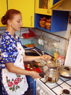 Я хозяйничаю на кухне, которую сама спроектирована и выпилила с мужиками в цеху)