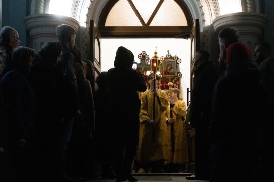 В Бобруйск доставили Благодатный огонь из Иерусалима.