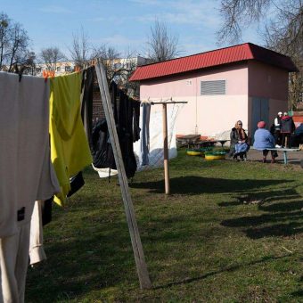 Последние сплетни. Адрес двора: ул. Пушкина, 235. Дата съемки: 08.04.2023. Фото: Татьяна Удодова Двор 11-й. Последние сплетни