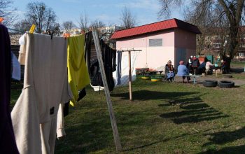 Последние сплетни. Адрес двора: ул. Пушкина, 235. Дата съемки: 08.04.2023. Фото: Татьяна Удодова Двор 11-й. Последние сплетни