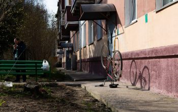 Последние сплетни. Адрес двора: ул. Пушкина, 235. Дата съемки: 08.04.2023. Фото: Татьяна Удодова Фото: Татьяна Удодова