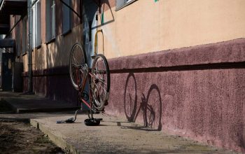 Последние сплетни. Адрес двора: ул. Пушкина, 235. Дата съемки: 08.04.2023. Фото: Татьяна Удодова Фото: Татьяна Удодова