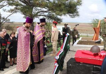 13 апреля 2023 года, село Кочергино Каштановского сельского поселения Бахчисарайского района Крыма. Церемония перезахоронение останков воина Советской армии Федора Игнатьевича Биндюкова. Фото: официальный Телеграм-канал Главы Бахчисарайского района Ольги Урайкиной.
