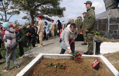 13 апреля 2023 года, село Кочергино Каштановского сельского поселения Бахчисарайского района Крыма. Церемония перезахоронение останков воина Советской армии Федора Игнатьевича Биндюкова. Фото: официальный Телеграм-канал Главы Бахчисарайского района Ольги Урайкиной.