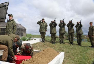 13 апреля 2023 года, село Кочергино Каштановского сельского поселения Бахчисарайского района Крыма. Церемония перезахоронение останков воина Советской армии Федора Игнатьевича Биндюкова. Фото: официальный Телеграм-канал Главы Бахчисарайского района Ольги Урайкиной.